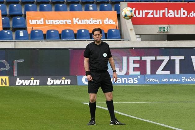 Referee Manuel Gräfe - 3. Liga Fußball Saison 2019-2020 Punktspiel ohne Zuschauer 1. FC Magdeburg vs. 1. FC Kaiserslautern in der MDCC Arena in Magdeburg - Freisteller,Aktion,Fußball,Mann,Männer,Deutschland,30.05.2020