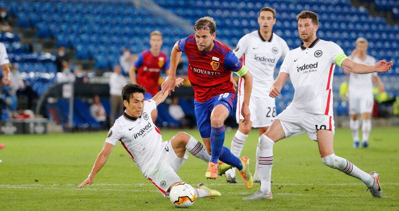 Bilder des Jahres 2020, Sport 08 August Sport Themen der Woche KW32 Sport Bilder des Tages Foto Manuel Geisser 05.8.2020 Basel : Stadion St.Jakob Park Basel Saison 2019 2020 Herren Fussball UEFA Europa League 1 8 Final Rückspiel FC Basel - Eintracht Frankfurt Fabian Frei (mitte,FC Basel) gegen Makoto Hasebe (li) und David Abraham (Frankfurt) *** Photo Manuel Geisser 05 8 2020 Basel Stadion St Jakob Park Basel Season 2019 2020 Mens Football UEFA Europa League 1 8 Final Return Match FC Basel Eintracht Frankfurt Fabian Frei middle,FC Basel against Makoto Hasebe li and David Abraham Frankfurt 