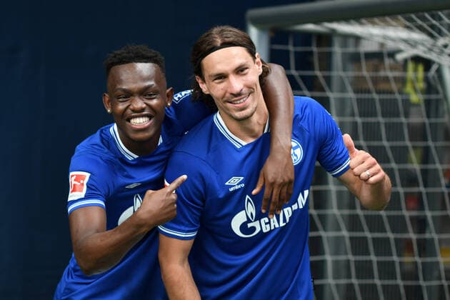 Bilder des Jahres 2020, Sport 08 August Sport Themen der Woche KW32 Sport Bilder des Tages V.l.n.r. Rabbi Matondo freut sich ueber die Vertragsverlaengerung von Benjamin Stambouli ( beide Schalke 04 ). 06.08.2020, Fussball, Teampraesentation, Schalke 04, Saison 2020 21 DFL REGULATIONS PROHIBIT ANY USE OF PHOTOGRAPHS AS IMAGE SEQUENCES AND OR QUASI-VIDEO 06.08.2020, Fussball, Teampraesentation, Schalke 04, Saison 2020 21 Gelsenkirchen *** V l n r Rabbi Matondo is pleased about the extension of the contract of Benjamin Stambouli both Schalke 04 06 08 2020, Football, Team Presentation, Schalke 04, Season 2020 21 DFL REGULATIONS PROHIBIT ANY USE OF PHOTOGRAPHS AS IMAGE SEQUENCES AND OR QUASI VIDEO 06 08 2020, Football, Team Presentation, Schalke 04, Season 2020 21 Gelsenkirchen Copyright: xThomasxThienelx Eibner-Pressefotox EP_ttl