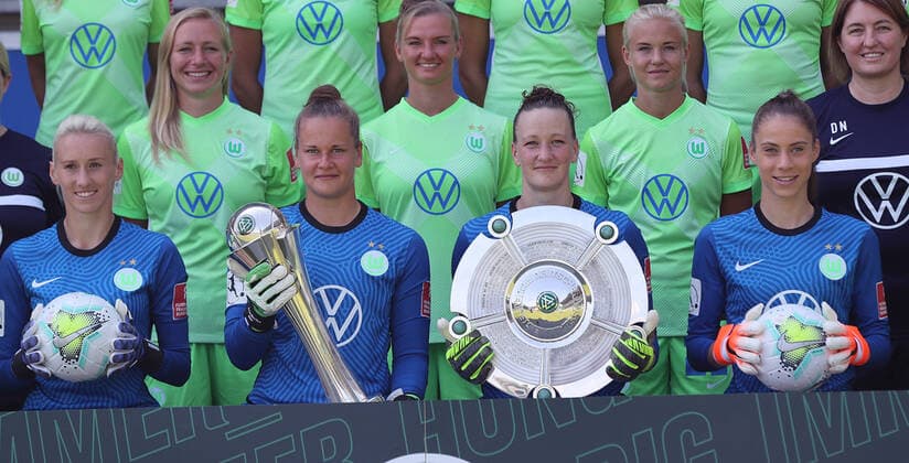 Sport Themen der Woche KW32 Sport Bilder des Tages Die Torhueterinnen des VfL Wolfsburg mit DFB Pokal und Meisterschale v.l. Katarzyna Kiedrzynek (VfL Wolfsburg), Friederike Abt (VfL Wolfsburg), Almuth Schult (VfL Wolfsburg), Julia Kassen (VfL Wolfsburg)