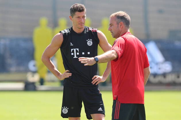 FC Bayern Muenchen Training And press conference, PK, Pressekonferenz MUNICH, GERMANY - AUGUST 07: Head coach Hansi Flick talks to Robert Lewandowski during a Bayern Muenchen training session ahead of their UEFA Champions League round of 16 second leg match against Chelsea FC at Saebener Strasse training ground on August 07, 2020 in Munich, Germany. (Photo by M. Donato FC Bayern) (Photo by M. Donato FC Bayern) Munich Saebener Strasse training ground Bavaria Germany