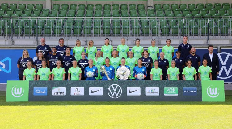 VfL Frauen Fototermin Wolfsburg, Deutschland 07.08.2020, FUßBALL - VfL Wolfsburg, Flyeralarm Frauen Bundesliga, Saison 2020 21. Fototermin, Oberer Reihe v.li.: Klaus Voß (Betreuer), Jörg Schmidt (Betreuer), Lena Goeßling, Kathrin Hendrich, Ingrid Engen, Fridolina Rolfö, Dominique Janssen, Zsanett Jakabfi, Lena Oberdorf, Torwarttrainer Eike Herding Mittlere Reihe v.li.: Physiotherapeutin Ewa Gehring-Sturm, Physiotherapeutin Fee-Maresa Müller, Leitender Physiotherapeut Omar Rüppel, Mannschaftsarzt Sebastian Kunz, Mannschaftsärztin Dr. Agnes Schneider, Pauline Bremer, Alexandra Popp, Pernille Harder, Videoanalystin Donna Newberry, Co-Trainerin Theresa Merk, Co-Trainerin Ariane Hingst, Cheftrainer Stephan Lerch, Sportdirektor Ralf Kellermann Vordere Reihe v.li.: Marie-Joelle Wedemeyer, Felicitas Rauch, Pia-Sophie Wolter, Ewa Pajor, Torfrau Katarzyna Kiedrzynek, Torfrau Friederike Abt, Torfrau Almuth Schult, Torfrau Julia Kassen, Svenja Huth, Anna Blässe, Lara Dickenmann, Sara Doorsoun Wolfsburg
