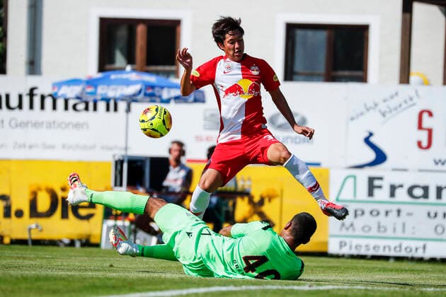 SOCCER - RBS vs Nice, test match ZELL AM SEE,AUSTRIA,08.AUG.20 - SOCCER - tipico Bundesliga, Ligue 1, Red Bull Salzburg vs OGC Nice, test match. Image shows Walter Benitez (Nice) and Masaya Okugawa (RBS). GEPAxpictures xJasminxWalter