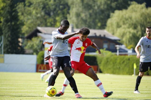 SOCCER - RBS vs Nice, test match ZELL AM SEE,AUSTRIA,08.AUG.20 - SOCCER - tipico Bundesliga, Ligue 1, Red Bull Salzburg vs OGC Nice, test match. Image shows Hassane Kamara (Nice) and Karim Adeyemi (RBS). GEPAxpictures xJasminxWalter