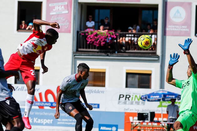 SOCCER - RBS vs Nice, test match ZELL AM SEE,AUSTRIA,08.AUG.20 - SOCCER - tipico Bundesliga, Ligue 1, Red Bull Salzburg vs OGC Nice, test match. Image shows Patson Daka (RBS) and Walter Benitez (Nice). GEPAxpictures xJasminxWalter