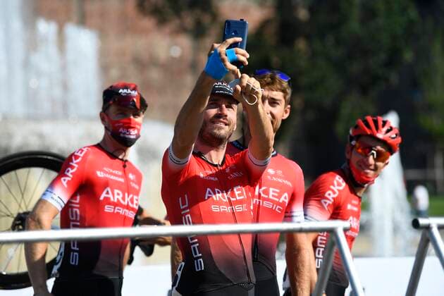 SANREMO, ITALY - AUGUST 8 : VACHON Florian (FRA) of TEAM ARKEA - SAMSIC makes a selfie with his team before the UCI WorldTour 111th Milan - Sanremo cycling race with start in Milan and finish at the Via Roma in Sanremo on August 08, 2020 in Sanremo, Italy, 8 08 2020 CYCLISME : Milan a San Remo - UCI - 08 08 2020 PhotoNews Panoramic 