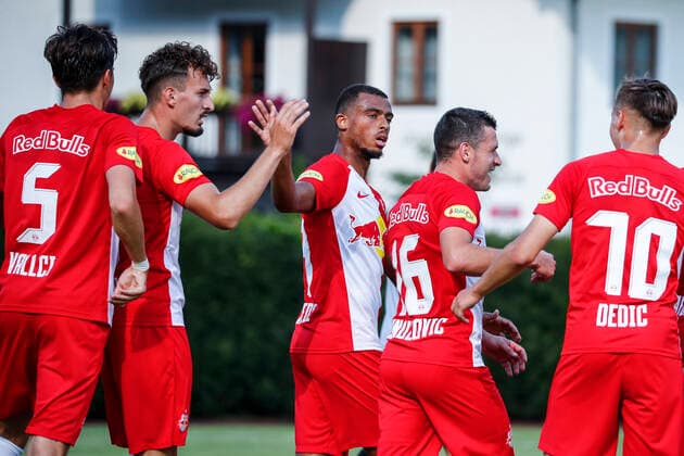 SOCCER - RBS vs Nice, test match ZELL AM SEE,AUSTRIA,08.AUG.20 - SOCCER - tipico Bundesliga, Ligue 1, Red Bull Salzburg vs OGC Nice, test match. Image shows the rejoicing of Mergim Berisha (RBS), Sekou Koita (RBS) and Zlatko Junuzovic (RBS). GEPAxpictures xJasminxWalter