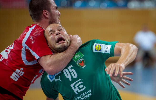Bilder des Jahres 2020, Sport 08 August Sport Themen der Woche KW32 Sport Bilder des Tages Handball Potsdam MBS Arena Luftschiffhafen 08.08.2020 Testspiel Saisonauftakt des 1. VfL Potsdam FÜCHSE BERLIN Paul Drux 95 Fuechse geg Matti SPENGLER 14 VfL Potsdam *** Handball Potsdam MBS Arena Luftschiffhafen 08 08 2020 test match season opener of 1 VfL Potsdam FÜCHSE BERLIN Paul Drux 95 Fuechse g Matti SPENGLER 14 VfL Potsdam
