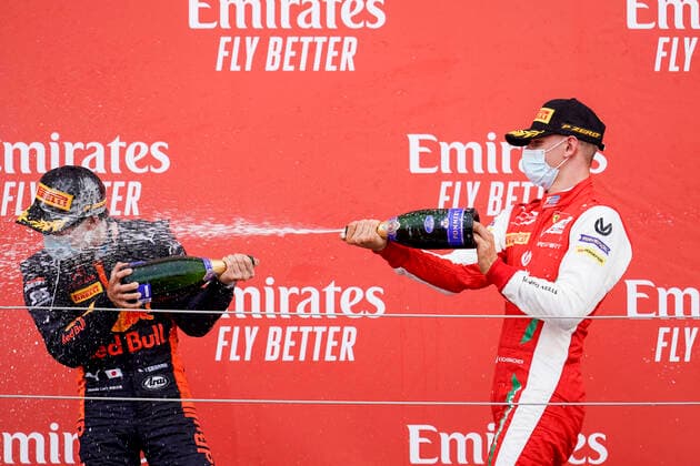 Bilder des Jahres 2020, Sport 08 August Sport Themen der Woche KW32 Sport Bilder des Tages August 9, 2020, Towcester, Great Britain: (Left to right)YUKI TSUNODA of Japan and Carlin Racing and MICK SCHUMACHER of Germany and Prema Racing on the podium after the 2020 FIA Formula 2 Championship sprint race at Silverstone in Towcester, Great Britain. Towcester Great Britain - ZUMAg147 20200809_zap_g147_009 Copyright: xJamesxGasperottix