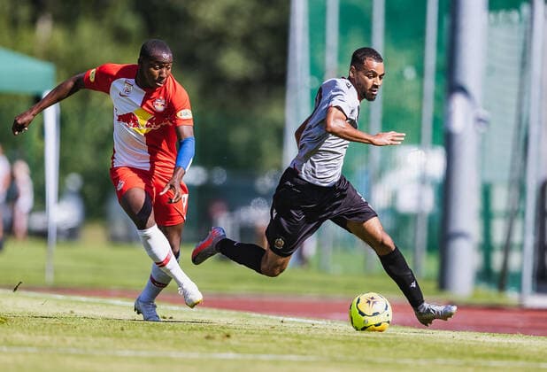 08.08.2020, Alois Latini Stadion, Zell am See, AUT, Testspiel, FC Red Bull Salzburg vs OGC Nizza, im Bild Mohamed Camara (FC Red Bull Salzburg), Alexis Claude Maurice (OGC Nice) during the Friendly Football Match between FC Red Bull Salzburg and OGC Nizza at the Alois Latini Stadion, Zell am See, Austria on 2020 08 08. Zell am See