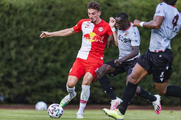 08.08.2020, Alois Latini Stadion, Zell am See, AUT, Testspiel, FC Red Bull Salzburg vs OGC Nizza, im Bild Mergim Berisha (FC Red Bull Salzburg), Hassane Kamara (OGC Nice) during the Friendly Football Match between FC Red Bull Salzburg and OGC Nizza at the Alois Latini Stadion, Zell am See, Austria on 2020 08 08. Zell am See