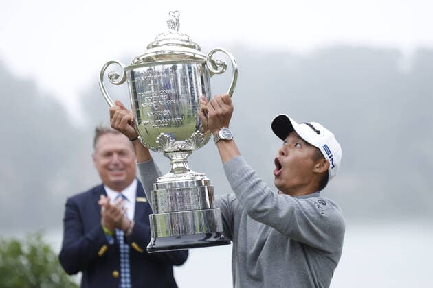 Bilder des Jahres 2020, Sport 08 August Sport Themen der Woche KW32 Sport Bilder des Tages Collin Morikawa reacts to the lid of the championship trophy falling off as he prepares to lift it above his head after winning the 102nd PGA, Golf Herren Championship at TPC Harding Park in San Francisco on Sunday, August 9, 2020. Morikawa wins his first major championship with a score of 13 under par.  SFP20200809512 PETERxDASILVA