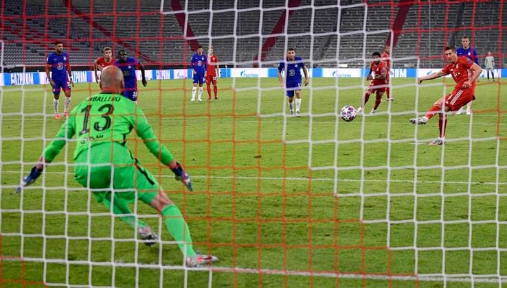 08.08.2020, FC Bayern Muenchen - FC Chelsea 08.08.2020, Fussball Championsleague 2019 2020, Achtelfinale, FC Bayern Muenchen - FC Chelsea, in der Allianz-Arena München. Tor zum 1:0 per Foulelfmeter, Torschütze Robert Lewandowski (re., Bayern München) gegen Torwart Willy Caballero (FC Chelsea) Foto: Bernd Feil M.i.S. Pool Nur für journalistische Zwecke! Only for editorial use! Gemäß den Vorgaben der DFL Deutsche Fußball Liga ist es untersagt, in dem Stadion und oder vom Spiel angefertigte Fotoaufnahmen in Form von Sequenzbildern und oder videoähnlichen Fotostrecken zu verwerten bzw. verwerten zu lassen. DFL regulations prohibit any use of photographs as image sequences and or quasi-video. National and international NewsAgencies OUT. München Bayern Deutschland