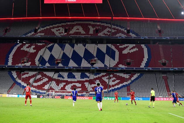 08.08.2020, FC Bayern Muenchen - FC Chelsea 08.08.2020, Fussball Championsleague 2019 2020, Achtelfinale, FC Bayern Muenchen - FC Chelsea, in der Allianz-Arena München. Stadionübersicht, leere Ränge während des Spieles. Das Bayern-Logo ist zu sehen. Foto: Bernd Feil M.i.S. Pool Nur für journalistische Zwecke! Only for editorial use! Gemäß den Vorgaben der DFL Deutsche Fußball Liga ist es untersagt, in dem Stadion und oder vom Spiel angefertigte Fotoaufnahmen in Form von Sequenzbildern und oder videoähnlichen Fotostrecken zu verwerten bzw. verwerten zu lassen. DFL regulations prohibit any use of photographs as image sequences and or quasi-video. National and international NewsAgencies OUT. München Bayern Deutschland