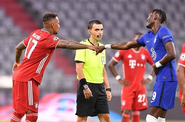 Fussball v.l. Jerome Boateng (Bayern), Schiedsrichter Ovidiu Hategan (Rumaenien), Tammy Abraham (Chelsea) Muenchen, 08.08.2020, Fussball Champions League, Achtelfinale, Rueckspiel, FC Bayern Muenchen - FC Chelsea London NO SECONDARY (RE-)SALE WITHIN 48h AFTER KICK-OFF Muenchen
