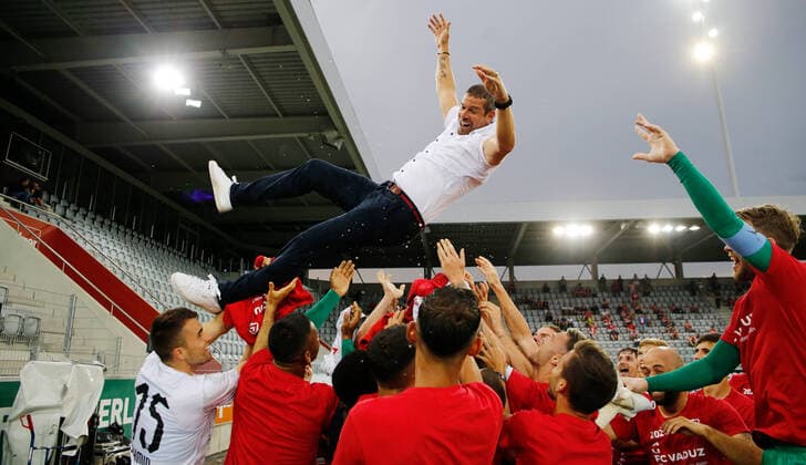 Bilder des Jahres 2020, Sport 08 August Sport Themen der Woche KW33 Sport Bilder des Tages Foto Manuel Geisser 10.08.2020 Thun (BE) : Stockhorn Arena Thun Saison 2019 2020 Herren Fussball Barrage Rückspiel FC Thun - FC Vaduz Trainer Mario Frick (FC Vaduz) wird gefeiert von den Spielern *** Photo Manuel Geisser 10 08 2020 Thun BE Stockhorn Arena Thun Season 2019 2020 Mens Football Barrage return match FC Thun FC Vaduz Coach Mario Frick FC Vaduz is celebrated by the players 