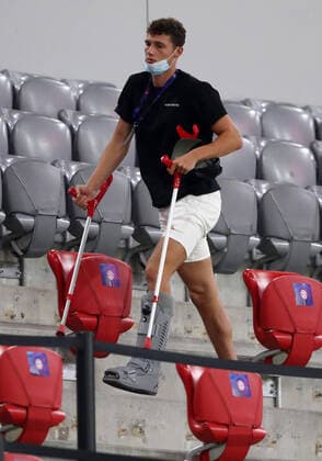FC Bayern München - Chelsea FC nur Zuschauer Benjamin Pavard FC Bayern Muenchen München mit Stützschuh UEFA Championsleague Viertelfinale Rückspiel FC Bayern München - Chelsea FC Saison 2019 2020 Foto : Stefan Matzke sampics Pool via Revierfoto Nur für journalistische Zwecke ! Only for editorial use ! NO SECONDARY (RE-)SALE WITHIN 48h AFTER KICK-OFF München Bayern Deutschland