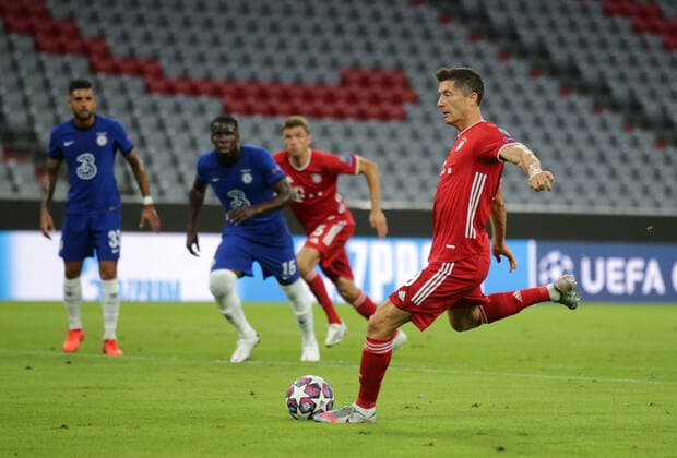 FC Bayern München - Chelsea FC Robert Lewandowski FC Bayern München schiesst das Tor Treffer zum 1:0 Strafstoss UEFA Championsleague Viertelfinale Rückspiel FC Bayern München - Chelsea FC Saison 2019 2020 Foto : Stefan Matzke sampics Pool via Revierfoto Nur für journalistische Zwecke ! Only for editorial use ! NO SECONDARY (RE-)SALE WITHIN 48h AFTER KICK-OFF München Bayern Deutschland