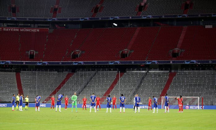 FC Bayern München - Chelsea FC Schweigeminute der beiden Teams vor dem Spiel UEFA Championsleague Viertelfinale Rückspiel FC Bayern München - Chelsea FC Saison 2019 2020 Foto : Stefan Matzke sampics Pool via Revierfoto Nur für journalistische Zwecke ! Only for editorial use ! NO SECONDARY (RE-)SALE WITHIN 48h AFTER KICK-OFF München Bayern Deutschland