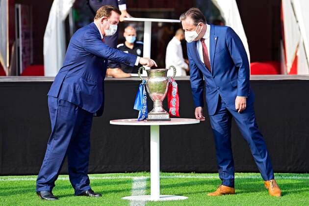 Bilder des Jahres 2020, Sport 08 August Sport Themen der Woche KW33 Sport Bilder des Tages mayor of Antwerp Bart De Wever and Paul Gheysens president of Antwerp and FOOTBALL : Hommage au Royall Antwerp FC pour sa victoire a la Croky Cup 2019-2020 - 11 08 2020 PhotoNews Panoramic 