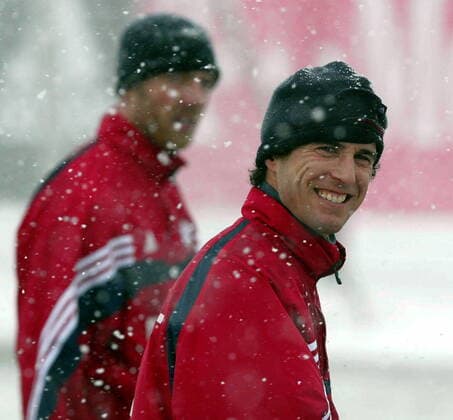 Mehmet Scholl lachend im Schneetreiben. 05.01.2004, Vereinsgelaende des FC Bayern Muenchen, Training beim FC Bayern Muenchen.: Mehmet Scholl lachend im Schneetreiben. Copyright Thomas Exler , TE050104FCB04.JPG, Muenchen Bayern Germany *** Mehmet Scholl laughing in the snow 05 01 2004, club grounds of FC Bayern Muenchen, training at FC Bayern Muenchen Mehmet Scholl laughing in the snow Copyright Thomas Exler , TE050104FCB04 JPG, Muenchen Bayern Germany , Copyright: xThomasxExlerx