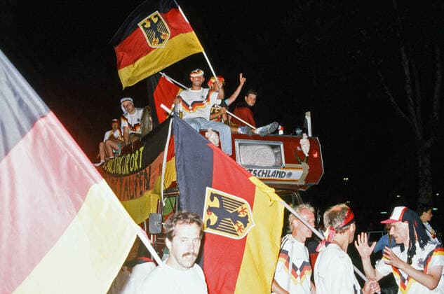 Deutschland - Argentinien Italien, Rom, 08.07.1990, Fussball, FIFA WM 1990 in Italien, Finale, DFB Deutschland - Argentinien (1:0): Deutschland Fans feiern auf den Strassen Roms den WM Sieg. *** Germany Argentina Italy, Rome, 08 07 1990, Football, FIFA World Cup 1990 in Italy, Final, DFB Germany Argentina 1 0 Germany fans celebrate the World Cup victory on the streets of Rome