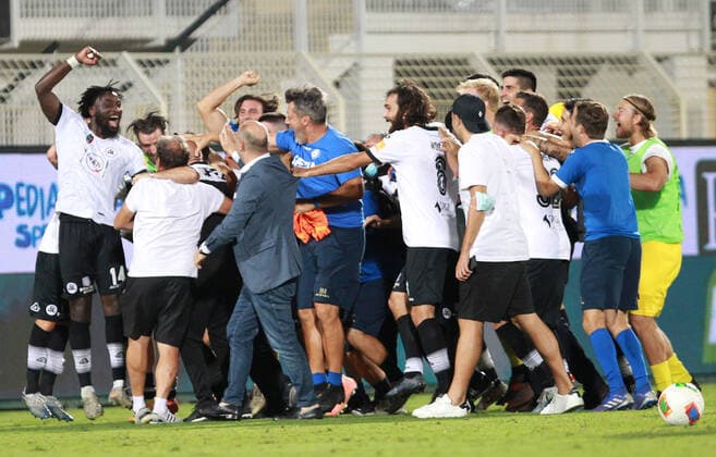 Photo LaPresse - Tano Pecoraro 11 August 2020 City La Spezia - (Italy) Soccer Spezia vs Chievo Italian Football Championship League BKT 2019 2020 - "Alberto Picco" Stadium in the pic: i giocatori dello spezia esultano a fine gara  Copyright: xTanoxPecoraro LaPresse LaPresse x