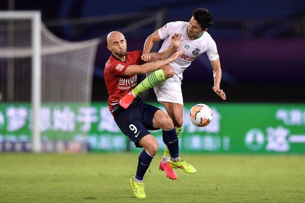 Bilder des Jahres 2020, Sport 08 August Sport Themen der Woche KW33 Sport Bilder des Tages Polish football player Adrian Mierzejewski of Chongqing SWM, left, falls on the ground after being kicked during the fourth-round match of 2020 Chinese Super League (CSL) against Qingdao Huanghai F.C., Suzhou city, east China s Jiangsu province, 11 August 2020. Qingdao Huanghai F.C. and Chongqing SWM drew the game with 0-0. *** Local Caption *** fachaoshi Chongqing SWM ties game with Qingdao Huanghai F.C. at 4th-round match of CSL  1001586601162440717