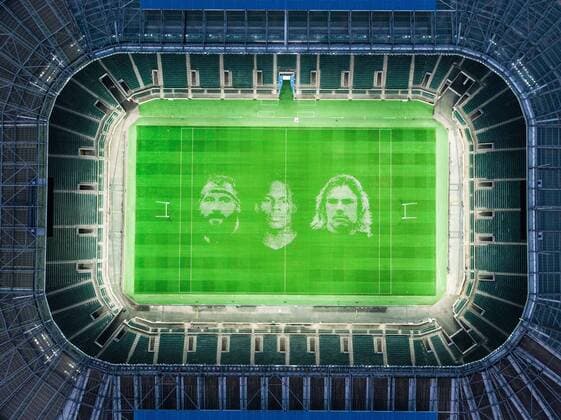 Bilder des Jahres 2020, Sport 08 August Sport Themen der Woche KW33 Sport Bilder des Tages The pitch at Twickenham Stadium has been transformed into a stunning portrait featuring three of Premiership Rugby?s star players today (12th August 2020). The giant rugby art, the largest outdoor painting ever created in the UK, was unveiled to celebrate the restart of Gallagher Premiership Rugby on Friday 14 th August when Harlequins take on Sale Sharks at 7:45pm, just 200 metres away. The artwork features Harlequins player, Joe Marler; Saracens? Maro Itoje, as well as Sale Sharks? Rugby World Cup winner Faf de Klerk. It took team of eight artists more than 24 hours to complete the pitch portrait and more than 100 hours of planning before any paint touched the grass. A bespoke computer program was written to generate the precise measurements that were needed to create the artwork to the exact scale of the stadium. The image, which occupies most of the 7,000 square metre pitch, was created using a grid comprised of 13,420 elements. Each painted line in the portrait is just 6 inches wide. Nearly 1280 litres of biodegradable pitch marker paint were used for the elaborate creation. An estimated 150,000 passengers will enjoy the spectacle from the sky this week on flights in and out of London?s Heathrow airport. Faf de Klerk was one of the featured Premiership Rugby stars in the portrait. The Sale Sharks star said, I didn t realise it was going to be on the field, I thought it was going to be a photo up somewhere or on the big screen. It s looking really cool. There are a lot of great players in the Premiership, and it is amazing. I feel really privileged and quite humble . Speaking about the impact of lockdown on the Saracens star Maro Itoje said The last few months have been really tough on fans and players but we?re back and we?re ready for the start of the season on Friday 14th August. The past five months has shown us how important the sport is and what it brings to people lives. British artist John Lundberg, who oversaw the po Copyright: xScottxGarfitt PinPep CoverxImagesx 0103040117st EDITORIAL USE ONLY. RESTRICTED TO NEWSPAPERS BASED IN THE UK
