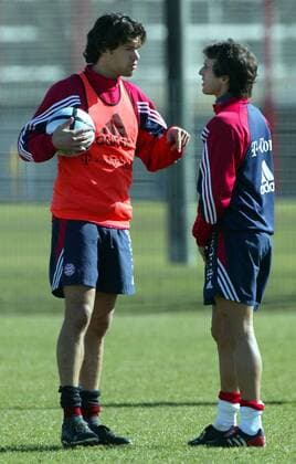 Training beim FC Bayern Muenchen. 17.03.2004, Vereinsgelaende des FC Bayern Muenchen. Training beim FC Bayern Muenchen.: Michael Ballack diskutiert mit Mehmet Scholl. , TE170304FCB09.jpg, Muenchen Bayern Germany *** Training at FC Bayern Muenchen 17 03 2004, club grounds of FC Bayern Muenchen Training at FC Bayern Muenchen Michael Ballack discusses with Mehmet Scholl , TE170304FCB09 jpg, Muenchen Bayern Germany , Copyright: xThomasxExlerx