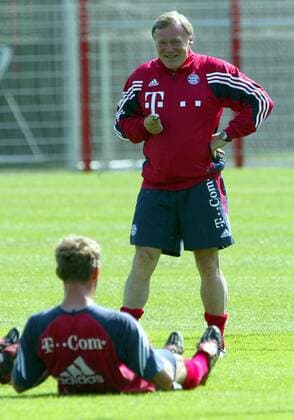 Training beim FC Bayern Muenchen. 20.07.2004, Vereinsgelaende des FC Bayern Muenchen. Training beim FC Bayern Muenchen.: Amateur Trainer Hermann Gerland lacht mit Spieler. , TE200704FCB03.jpg, Muenchen Bayern Germany Copyright: xThomasxExlerx