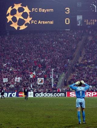 FC Bayern Muenchen - Arsenal London 22.02.2005, Olympiastadion Muenchen, UEFA Champions League.: FC Bayern Muenchen - Arsenal London Gunners Torwart Jens Lehmann mit der Anzeigentafel im Blick. , TE220205FCB34.jpg, Muenchen Bayern Germany Copyright: xThomasxExlerx