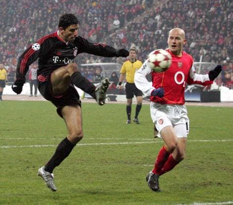 FC Bayern Muenchen - Arsenal London 22.02.2005, Olympiastadion Muenchen, UEFA Champions League.: FC Bayern Muenchen - Arsenal London Roy Makaay scheitert hier knapp beim Torschuss. , TE220205FCB49.jpg, Muenchen Bayern Germany Copyright: xThomasxExlerx