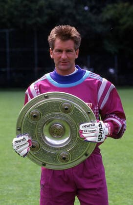 10.07.1992 VfB Stuttgart Fototermin Meisterschaft Deutschland, Stuttgart, 10.07.1992, Fussball, Bundesliga, Saison 1992 1993, VfB Stuttgart Fototermin Spieler mit der Meisterschale 1992: Eike Immel.