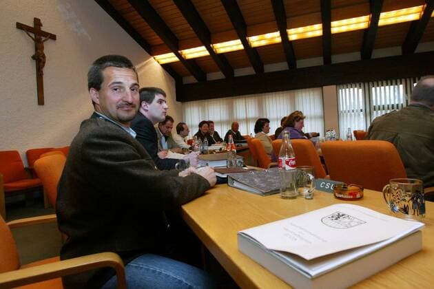 Rodel Weltmeister Georg Hackl als Politiker in Bad Reichenhall. Landratsamt Bad Reichenhall 31.03.2003. Kreistagsitzung im Landratsamt mit Rodel - Ikone Georg Hackl. , TE310303Hackl02.JPG, Bad Reichenhall Bayern Germany *** Luge World Champion Georg Hackl as politician in Bad Reichenhall District Office Bad Reichenhall 31 03 2003 District Council meeting in the District Office with luge icon Georg Hackl , TE310303Hackl02 JPG, Bad Reichenhall Bayern Germany , Copyright: xThomasxExlerx
