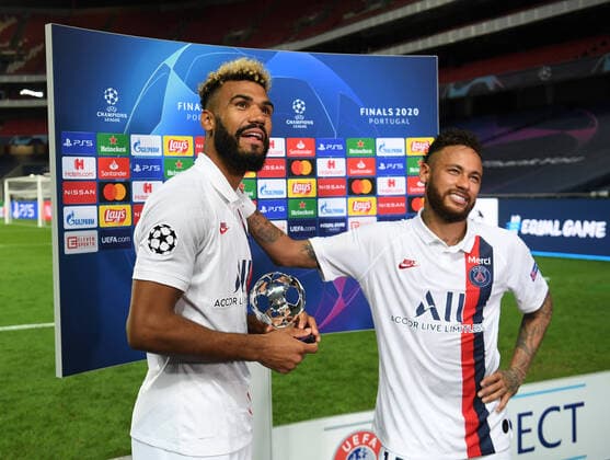 LISBON, PORTUGAL - AUGUST 12: Eric Maxim Choupo-Moting of Paris Saint-Germain hands Neymar of Paris Saint-Germain his UEFA Champions League Man of the Match award after the UEFA Champions League Quarter Final match between Atalanta and Paris Saint-Germain at Estadio do Lisboa e Benfica on August 12, 2020 in Lisbon, Portugal. FOOTBALL : Atalanta vs Paris Saint-Germain - 1 4 - Phase finale - UEFA Ligue des Champions - Final 8 - Lisbonne - 12 08 2020 Panoramic UEFAPOOL 775543069