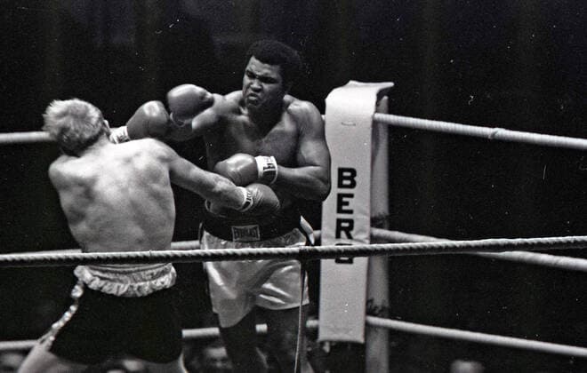 24.05.76 Boxen Cassius Clay Muhammad Ali - Richard Dunn Deutschland, München, 24.05.1976, Boxen, WM Schwergewichtskampf Cassius Clay alias Muhammad Ali (USA) vs. Richard Dunn (GBR): v.l. Richard Dunn, Muhammad Ali. *** 24 05 76 boxing Cassius Clay Muhammad Ali Richard Dunn Germany, Munich, 24 05 1976, boxing, World Championship heavyweight fight Cassius Clay aka Muhammad Ali USA vs Richard Dunn GBR v l Richard Dunn, Muhammad Ali