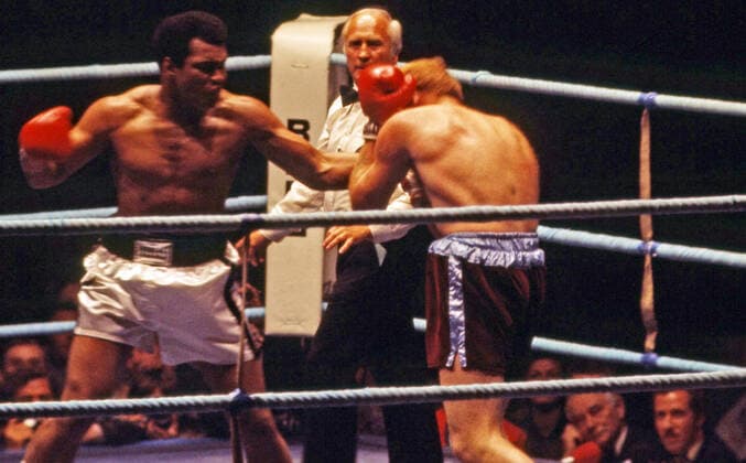 24.05.76 Boxen Cassius Clay Muhammad Ali - Richard Dunn Deutschland, München, 24.05.1976, Boxen, WM Schwergewichtskampf Cassius Clay alias Muhammad Ali (USA) vs. Richard Dunn (GBR): v.l. Richard Dunn, Muhammad Ali. *** 24 05 76 boxing Cassius Clay Muhammad Ali Richard Dunn Germany, Munich, 24 05 1976, boxing, World Championship heavyweight fight Cassius Clay aka Muhammad Ali USA vs Richard Dunn GBR v l Richard Dunn, Muhammad Ali