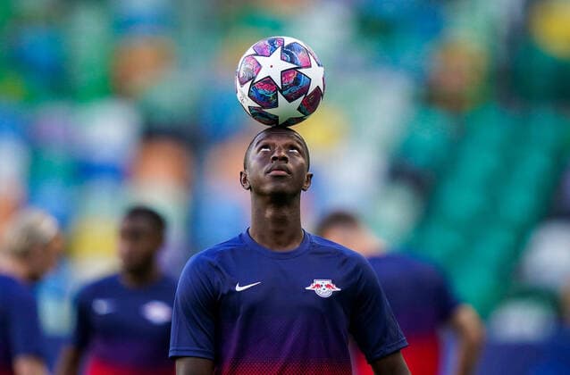 Bilder des Jahres 2020, Sport 08 August Sport Themen der Woche KW33 Sport Bilder des Tages RB LEIPZIG - ATLETICO MADRID, Football UEFA Champions League Lisbon, Portugal, 13th August 2020, Amadou Haidara (RBL) balanciert den Ball auf dem Kopf in the quarterfinal UEFA Champions League match final tournament RB LEIPZIG - ATLETICO MADRID in Season 2019 2020. Photographer: Peter Schatz Pool - UEFA REGULATIONS PROHIBIT ANY USE OF PHOTOGRAPHS as IMAGE SEQUENCES and or QUASI-VIDEO - National and international News-Agencies OUT Editorial Use ONLY Lisbon Portugal *** RB LEIPZIG ATLETICO MADRID, Football UEFA Champions League Lisbon, Portugal, 13th August 2020, Amadou Haidara RBL balances the ball on his head in the quarterfinal UEFA Champions League match final tournament RB LEIPZIG ATLETICO MADRID in Season 2019 2020 Photographer Peter Schatz Pool UEFA REGULATIONS PROHIBIT ANY USE OF PHOTOGRAPHS as IMAGE SEQUENCES and or QUASI VIDEO National and international News Agencies OUT Editorial Use ONLY Lisbon Portugal Poolfoto Peter Schatz Pool ,EDITORIAL USE ONLY
