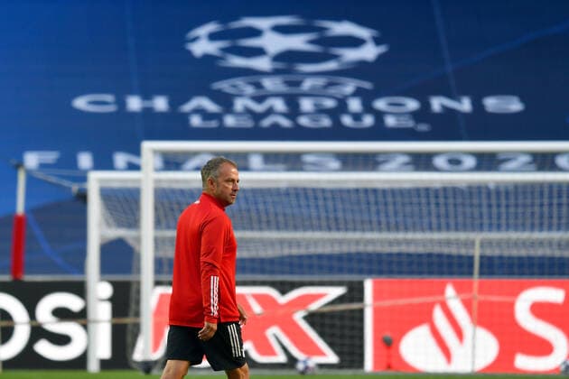 ABSCHLUSSTRAINING CHAMPIONS LEAGUE Viertelfinale FC Barcelona, Barca FC BAYERN MUENCHEN Hans Dieter Flick (Hansi ,Trainer Bayern Muenchen) vor Logo. Abschlusstraining FC Bayern Muenchen. FUSSBALL CHAMPIONS LEAGUE SAISON 2019 2020 VIERTELFINALE, FC BARCELONA-FC BAYERN MUENCHEN am 14.08.2020, Estadio da Luz Lissabon FOTO: Frank Hoermann SVEN SIMON Pool Nur fuer journalistische Zwecke! Only for editorial use! National and International News Agencies OUT NO RESALE! Lissabon Portugal