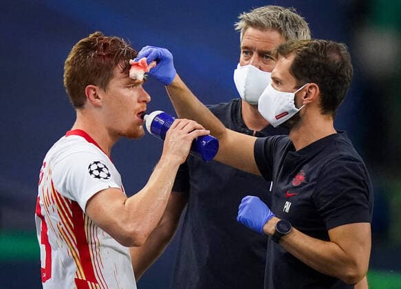 Bilder des Jahres 2020, Sport 08 August Sport Themen der Woche KW33 Sport Bilder des Tages RB LEIPZIG - ATLETICO MADRID, Football UEFA Champions League Lisbon, Portugal, 13th August 2020, Marcel Halstenberg (RBL) blutet nach Zusammenprall mit Stefan Savic (Atletico) und wird behandelt in the quarterfinal UEFA Champions League match final tournament RB LEIPZIG - ATLETICO MADRID in Season 2019 2020. Photographer: Peter Schatz Pool - UEFA REGULATIONS PROHIBIT ANY USE OF PHOTOGRAPHS as IMAGE SEQUENCES and or QUASI-VIDEO - National and international News-Agencies OUT Editorial Use ONLY Lisbon Portugal *** RB LEIPZIG ATLETICO MADRID, Football UEFA Champions League Lisbon, Portugal, 13th August 2020, Marcel Halstenberg RBL bleeds after clash with Stefan Savic Atletico and is treated in the quarterfinal UEFA Champions League match final tournament RB LEIPZIG ATLETICO MADRID in Season 2019 2020 Photographer Peter Schatz Pool UEFA REGULATIONS PROHIBIT ANY USE OF PHOTOGRAPHS as IMAGE SEQUENCES and or QUASI VIDEO National and international News Agencies OUT Editorial Use ONLY Lisbon Portugal Poolfoto Peter Schatz Pool ,EDITORIAL USE ONLY