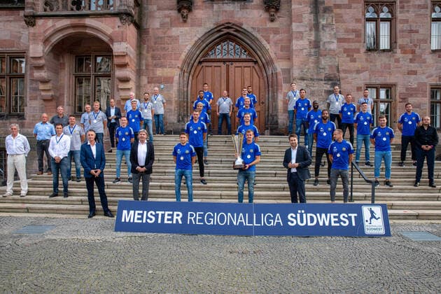 Bilder des Jahres 2020, Sport 08 August Sport Themen der Woche KW33 Sport Bilder des Tages Am Donnerstag (13.08.2020) fand der Empfang des 1.FC Saarbrücken im Ratskeller des Rathauses Saarbrücken durch den Oberbürgermeister Uwe Conradt Anlässlich des Gewinns der Meisterschaft der Fußball Regionalliga Südwest statt. Im Bild: Mannschaftfoto mit Herrn Zimmer als Vertreter der Liga und Uwe Conradt (Oberbürgermeister). *** On Thursday 13 08 2020 the reception of 1 FC Saarbrücken was held in the Ratskeller of the Saarbrücken City Hall by the Lord Mayor Uwe Conradt On the occasion of winning the Southwest Regional Football League Championship In the picture team photo with Mr Zimmer as representative of the league and Uwe Conradt Lord Mayor bub
