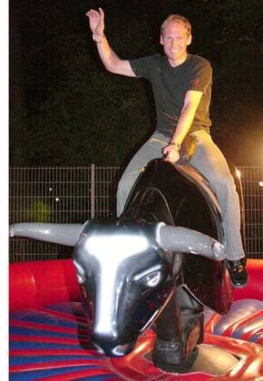 BMW Open 2004 -Players Party. 26.04.2004, Diskothek P1 in Muenchen. Players Party im P1.: Rainer Schuettler reitet auf dem Mechanical-Bull. , TE270404BMW01.JPG, Muenchen Bayern Germany *** BMW Open 2004 Players Party 26 04 2004, Disco P1 in Munich Players Party in P1 Rainer Schuettler rides on the Mechanical Bull , TE270404BMW01 JPG, Munich Bayern Germany , Copyright: xThomasxExlerx