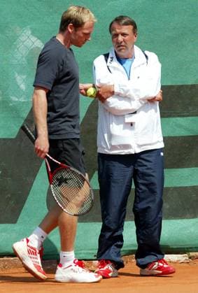 BMW Open by CREDIT SUISSE. 28.04.2004, Tennisanlage Iphitos am Aumeister. BMW Open by CREDIT SUISSE.: Rainer Schuettler in Aktion beim Training, beobachtet von Coach Dirk Hordorff. , TE280404BMW21.jpg, Muenchen Bayern Germany Copyright: xThomasxExlerx