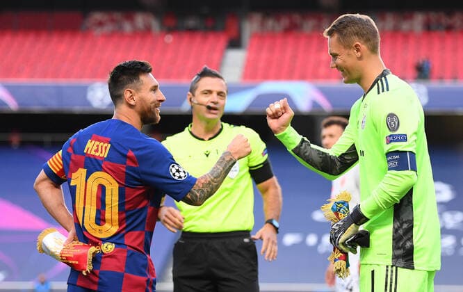 FOOTBALL : FC Barcelone vs Bayern Munich - 1 4 - Phase finale - UEFA Ligue des Champions - Final 8 - Lisbonne - 14 08 2020 LISBON, PORTUGAL - AUGUST 14: Lionel Messi of FC Barcelona, Barca fist bumps Manuel Neuer of FC Bayern Munich prior to the UEFA Champions League Quarter Final match between Barcelona and Bayern Munich at Estadio do Lisboa e Benfica on August 14, 2020 in Lisbon, Portugal. Lisbonne Portugal