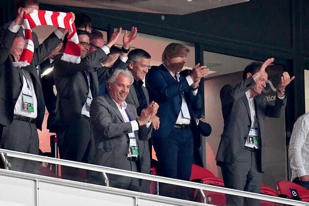 Fussball Champions League Viertelfinale FC Barcelona, Barca - FC Bayern Muenchen Applaus von der Tribuene um Herbert HAINER (Praesident, M) und Oliver Oli KAHN (Vorstandsmitglied, M) Fussball Champions League, Viertelfinale, FC Barcelona (Barca) - FC Bayern Muenchen (M), am 14.08.2020 in Lissabon Portugal. Foto: Frank Hoermann SVEN SIMON Pool via Peter Schatz NO use of any use photographs as image sequences and or quasi-video Editorial Use ONLY National and International News Agencies OUT Lissabon Estadio da Luz Portugal