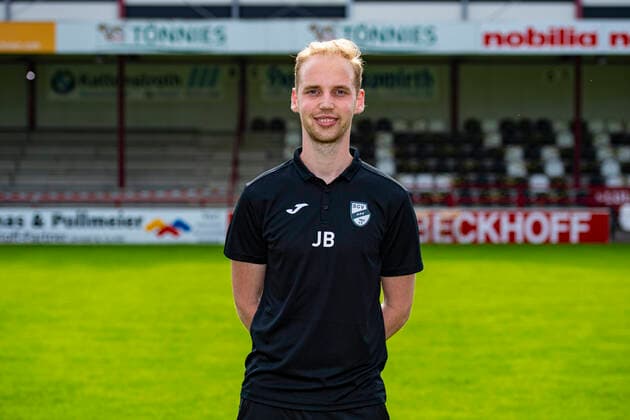 Julian Berger (Videoanalyst); Club Verl 1924; 3.Liga, Porträttermin 2020 2021, Copyright: xChristopherxNeundorfx xKirchner-Mediax
