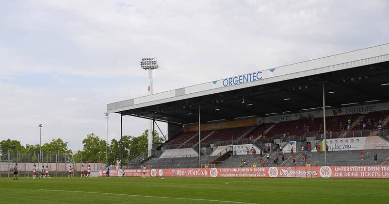 15.08.2020, xjhx, Fussball Testspiel, FSV Mainz 05 - Wuerzburger Kickers emspor, v.l. Mainzer Spieler bedankt bedanken sich bei den Fans Mainz
