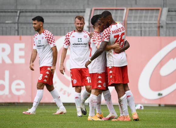 15.08.2020, xjhx, Fussball Testspiel, FSV Mainz 05 - Wuerzburger Kickers emspor, v.l. FREISTELLER Paul Nebel (FSV Mainz 05), Leandro Barreiro Martins (FSV Mainz 05), Suliman Marlon Mustapha (FSV Mainz 05) celebrate the goal, Der Torjubel zum Mainz