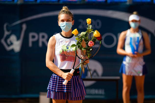 Bilder des Jahres 2020, Sport 08 August Sport Themen der Woche KW33 Sport Bilder des Tages August 16, 2020, Prague, CZECH REPUBLIC: Simona Halep of Romania during the trophy ceremony after winning the final of the 2020 Prague Open WTA, Tennis Damen International tennis tournament against Elise Mertens of Belgium Prague CZECH REPUBLIC - ZUMAa181 20200816_zaa_a181_051 Copyright: xRobxPrangex